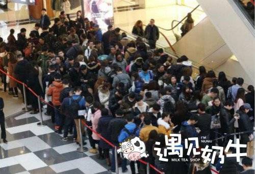 奶茶加盟店排队
