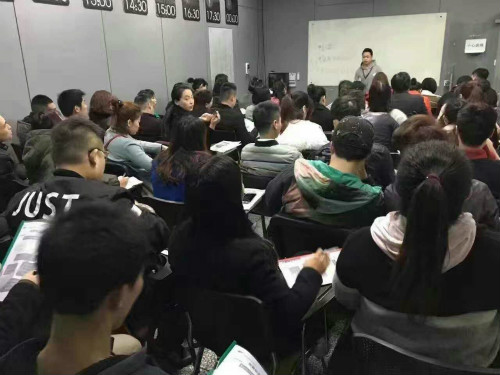 他们从四海八荒来到奇异鸟，聆听奶茶加盟培训
