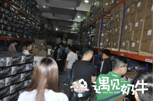 加盟商参观仓库