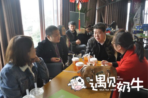 加盟商向加盟经理咨询中