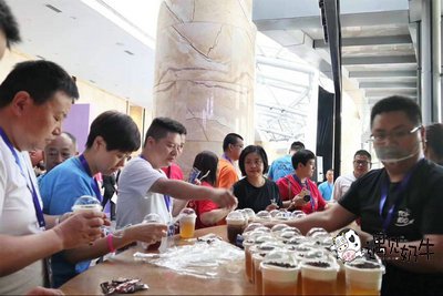 遇见奶牛总部与在场人员试饮