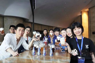 遇见奶牛总部与在场人员合影