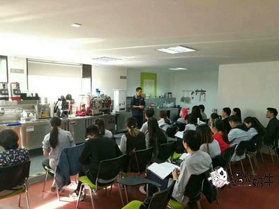 遇见奶牛总部针对奶茶店员工培训