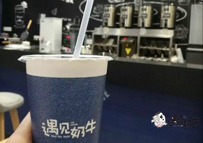 遇见奶牛奶茶加盟店装修和产品呼应